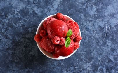 Fruit-coloured scoop in a bowl — serving inspiration, not a verified flavour